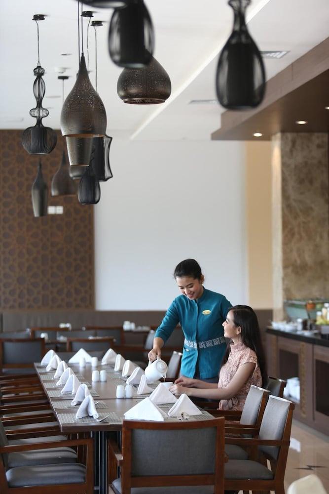 Hotel Santika Gresik Esterno foto