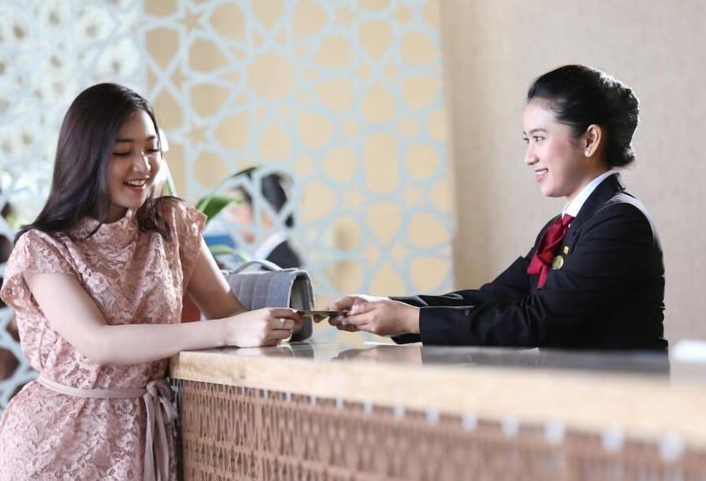 Hotel Santika Gresik Esterno foto
