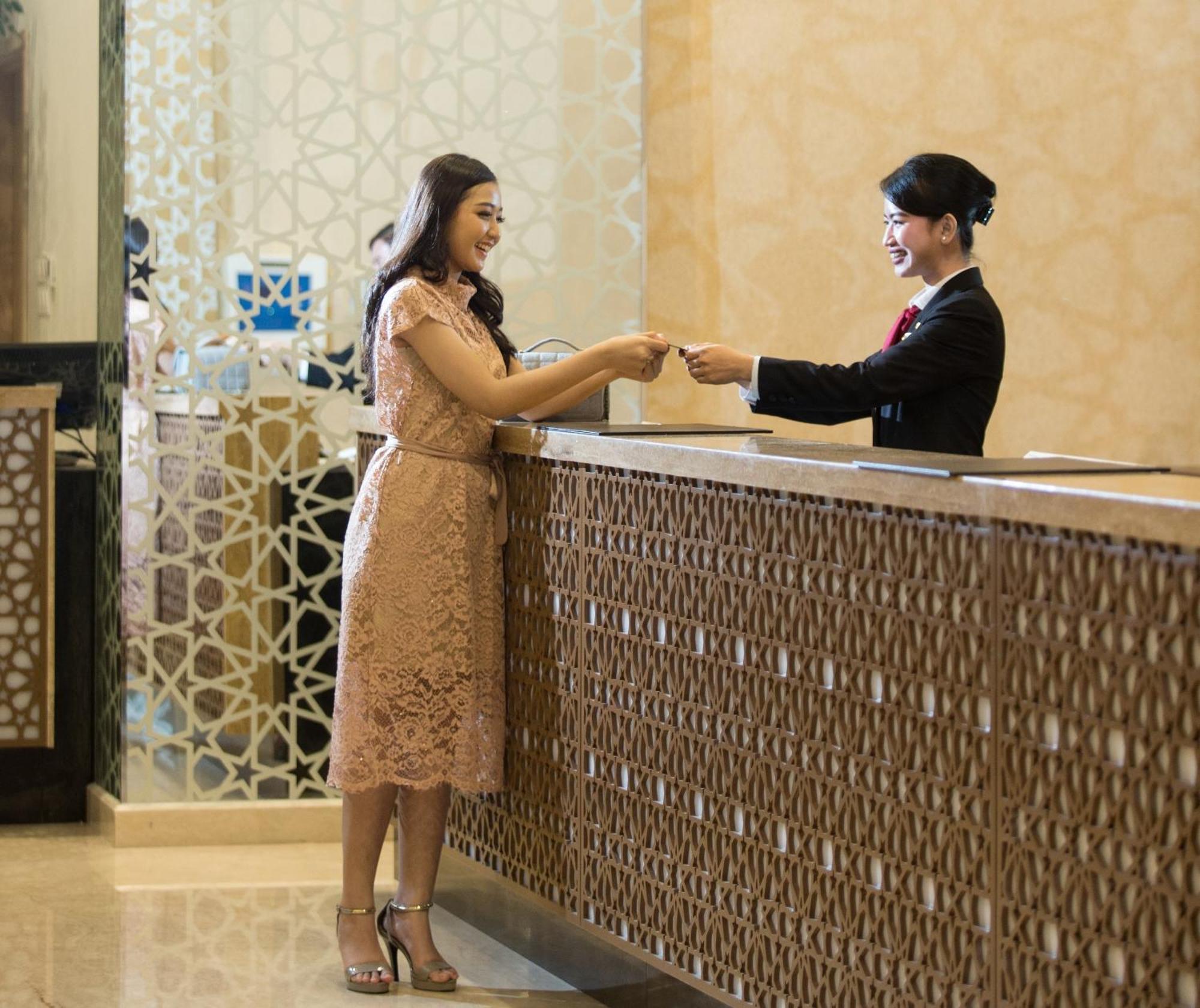 Hotel Santika Gresik Esterno foto